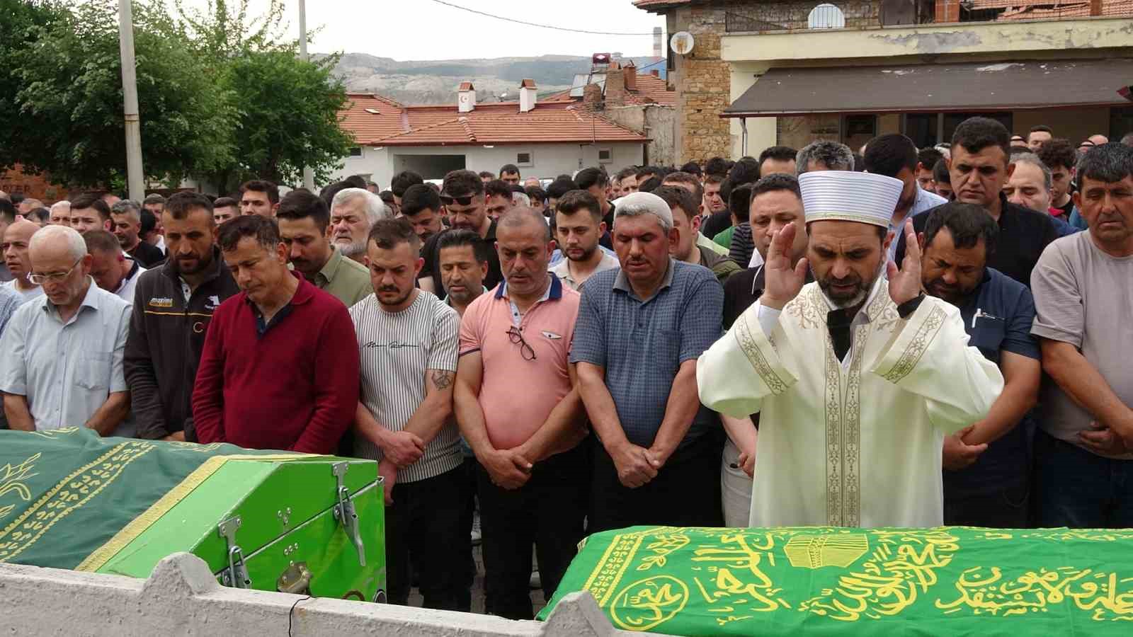 Motosiklet kazasında hayatını kaybeden iki arkadaş toprağa verildi
