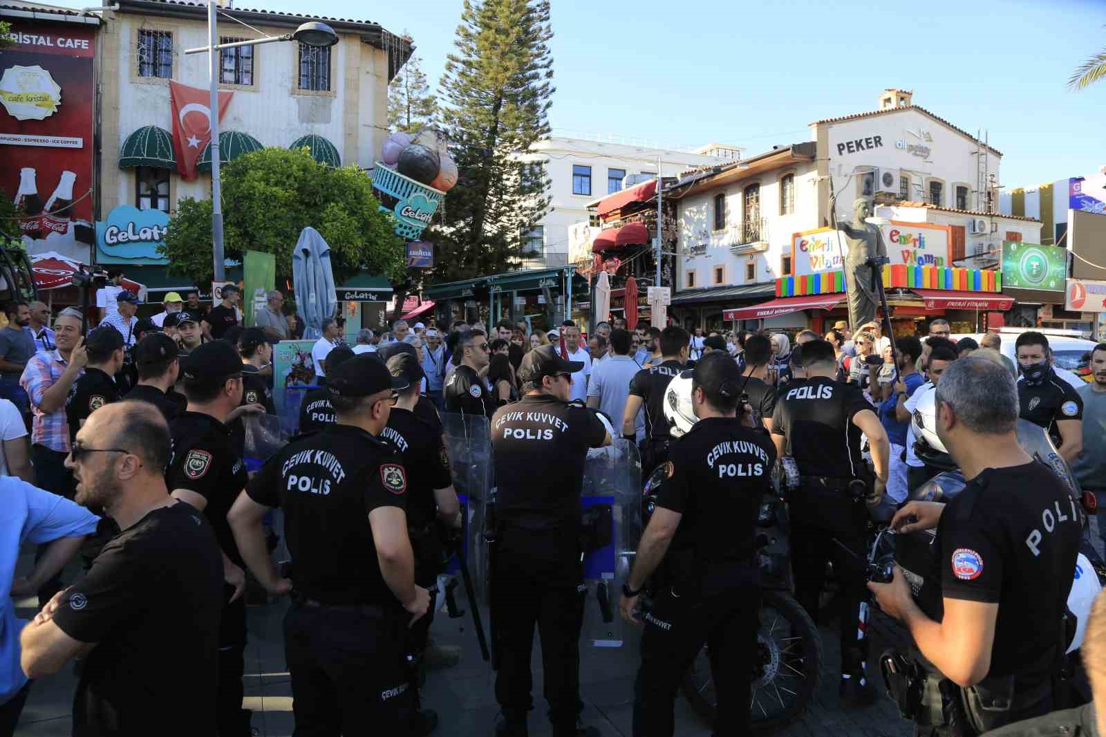 Antalya’da izinsiz ‘kayyum’ açıklamasında arbede
