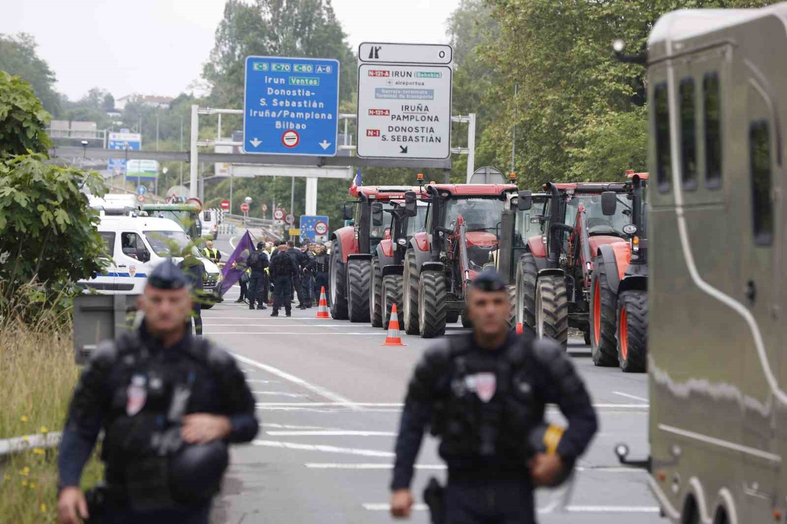 Fransız ve İspanyol çiftçiler Fransa-İspanya sınırını kapattı
