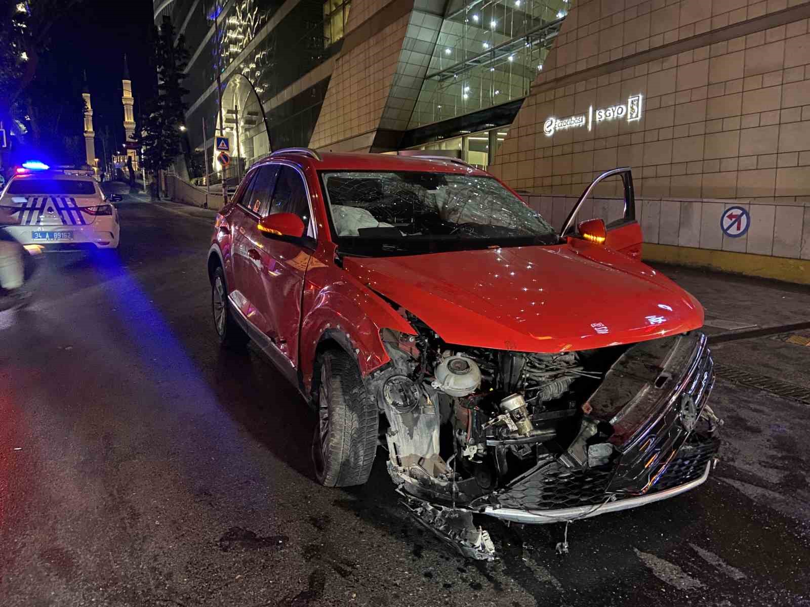 Şişli’de ters yöne giren alkollü sürücünün sokağı birbirine kattığı anlar kamerada: 2 yaralı
