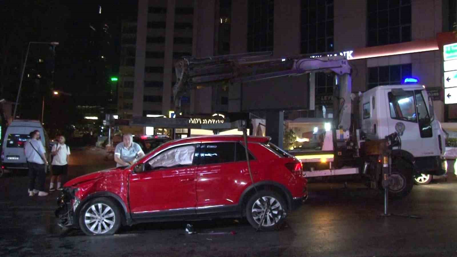 Şişli’de ters yöne giren alkollü sürücünün sokağı birbirine kattığı anlar kamerada: 2 yaralı
