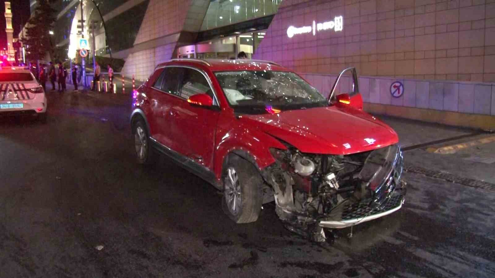 Şişli’de ters yöne giren alkollü sürücünün sokağı birbirine kattığı anlar kamerada: 2 yaralı
