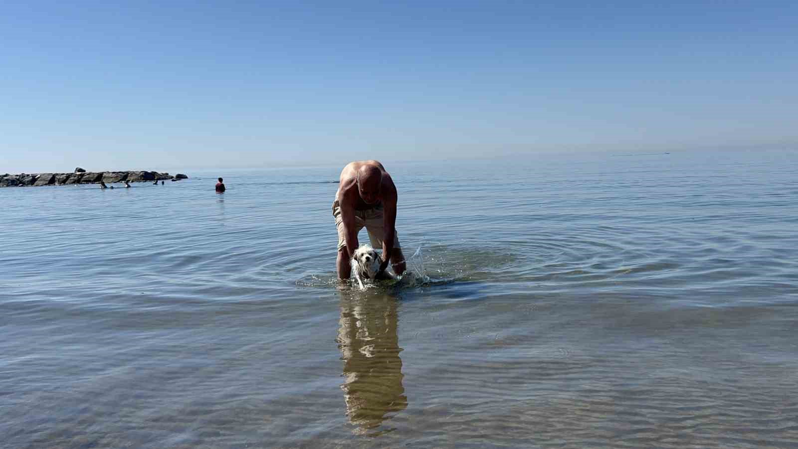 Kavurucu sıcaktan bunalan vatandaşlar kendilerini Akdeniz’in serin sularına bıraktılar
