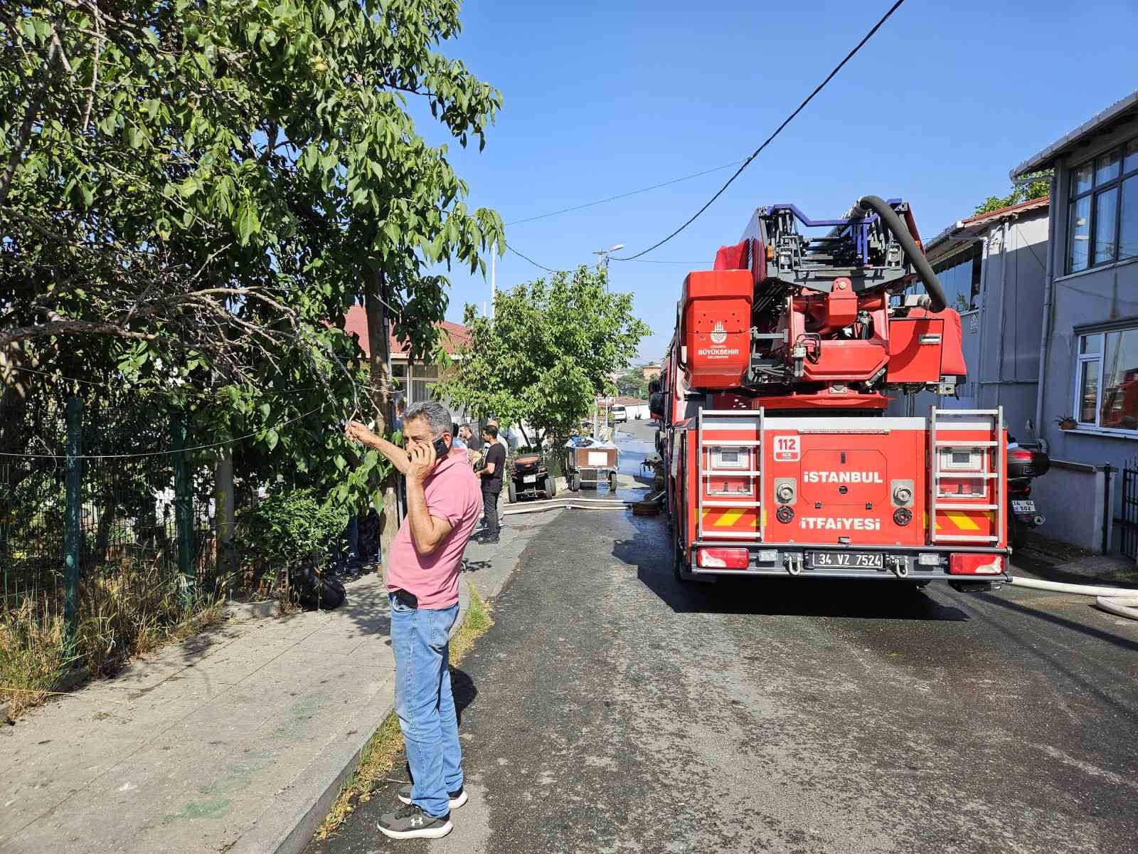 Sarıyer’de gecekondu alev alev yandı: Yaşlı kadını komşusu kurtardı
