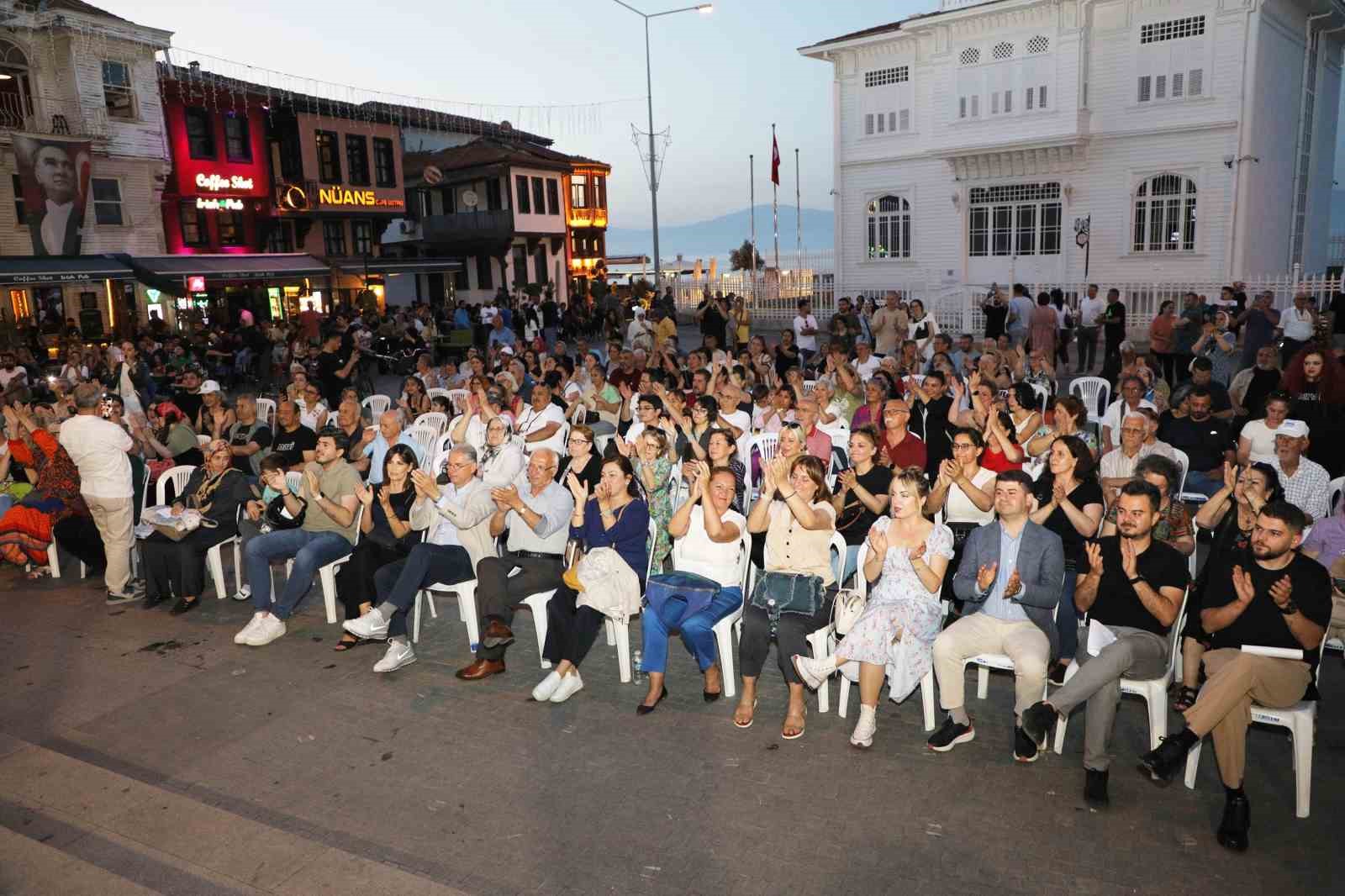 Nazım Hikmet Mudanya’da şiir ve şarkılarla anıldı
