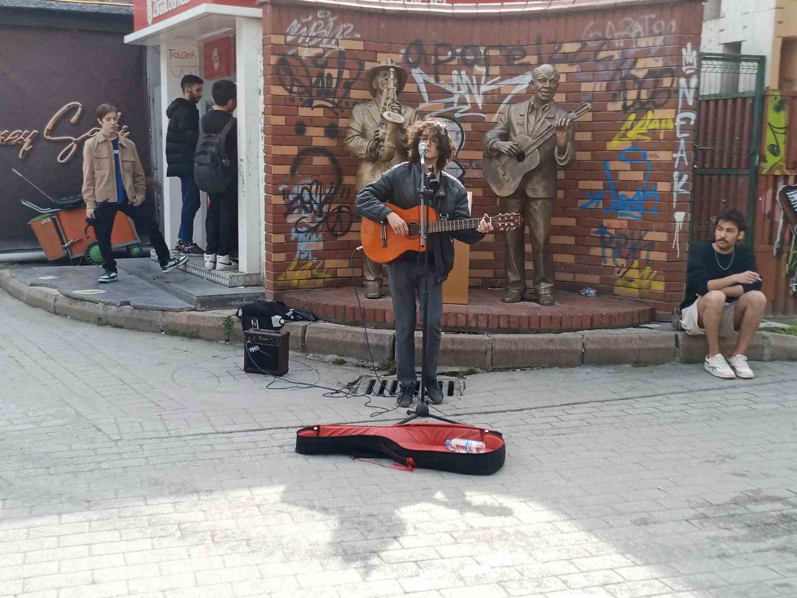 Genç müzisyen vatandaşların odak noktası haline geldi
