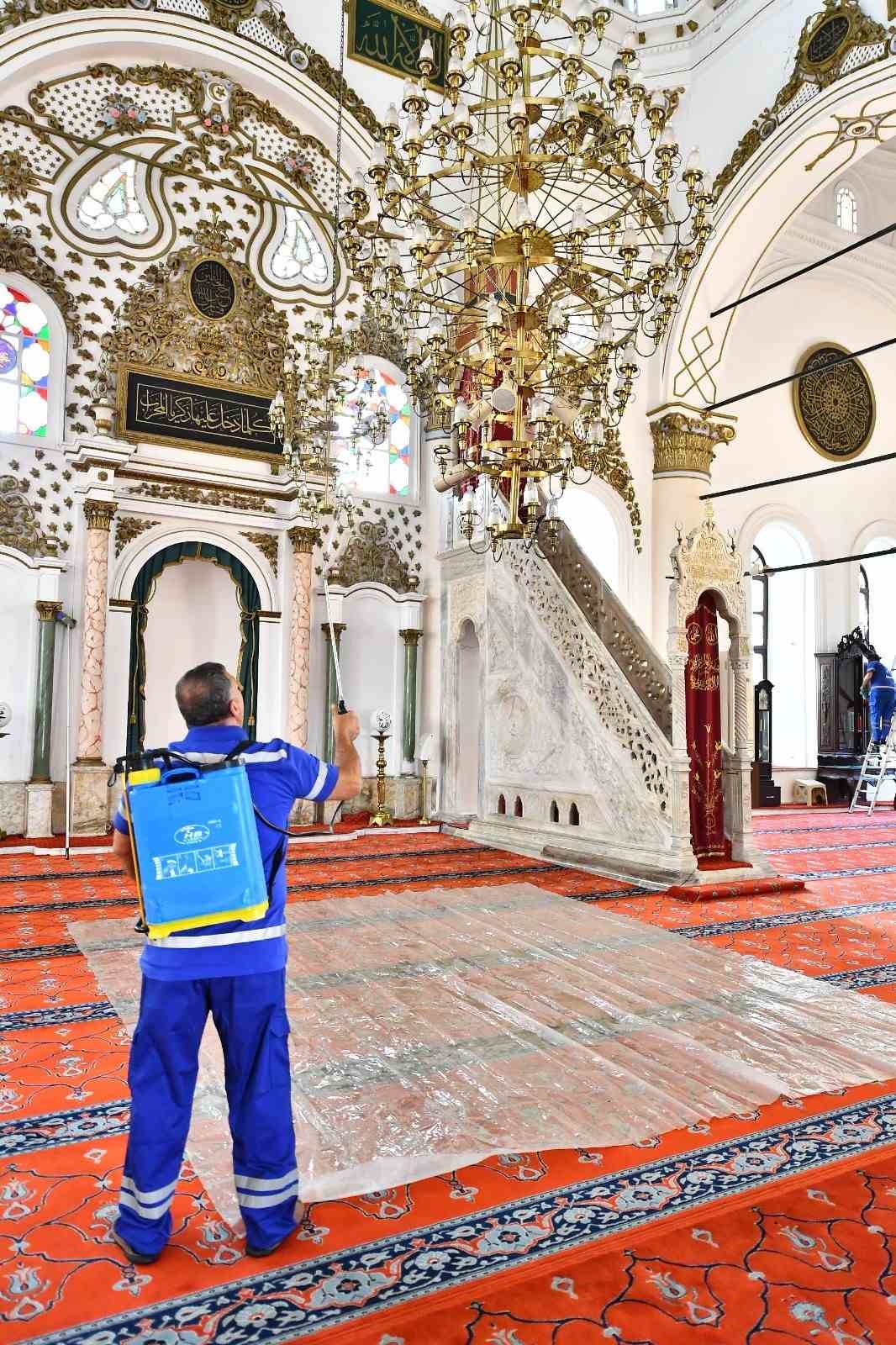 İzmir’in ibadethanelerinde bayram temizliği
