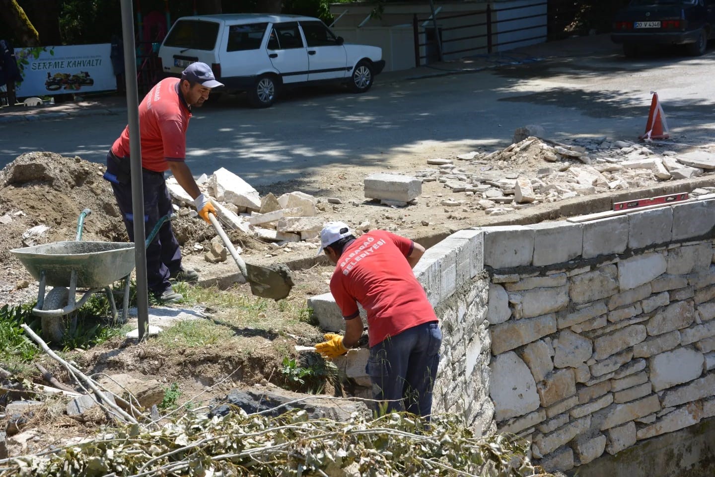 Babadağ Belediyesi Yardan Çayında çevre düzenlemesi yapıyor
