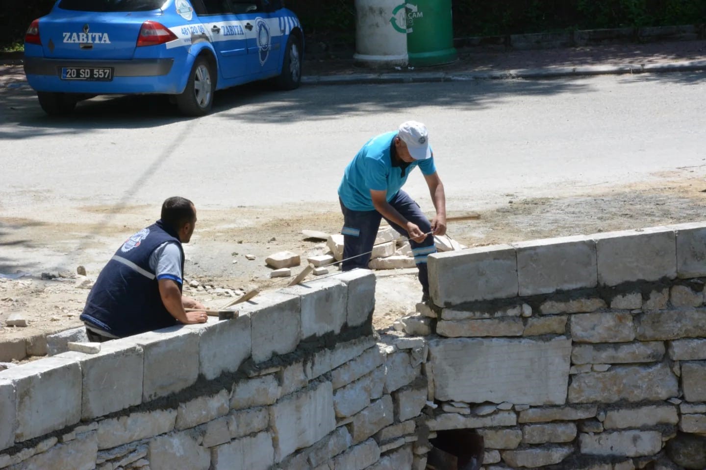 Babadağ Belediyesi Yardan Çayında çevre düzenlemesi yapıyor
