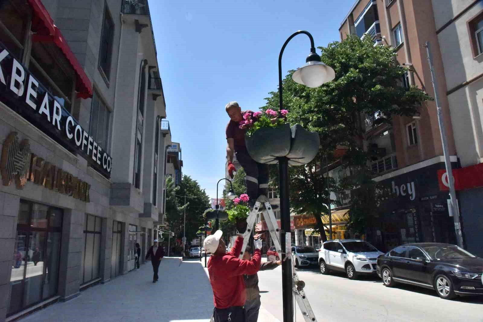 Belediye hem kendisi ekiyor hem de kendisi süslüyor
