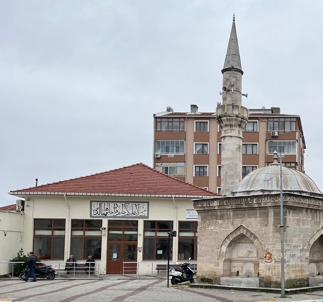 Babaeski’de hayırsever vatandaş tarihi caminin halılarını yeniledi
