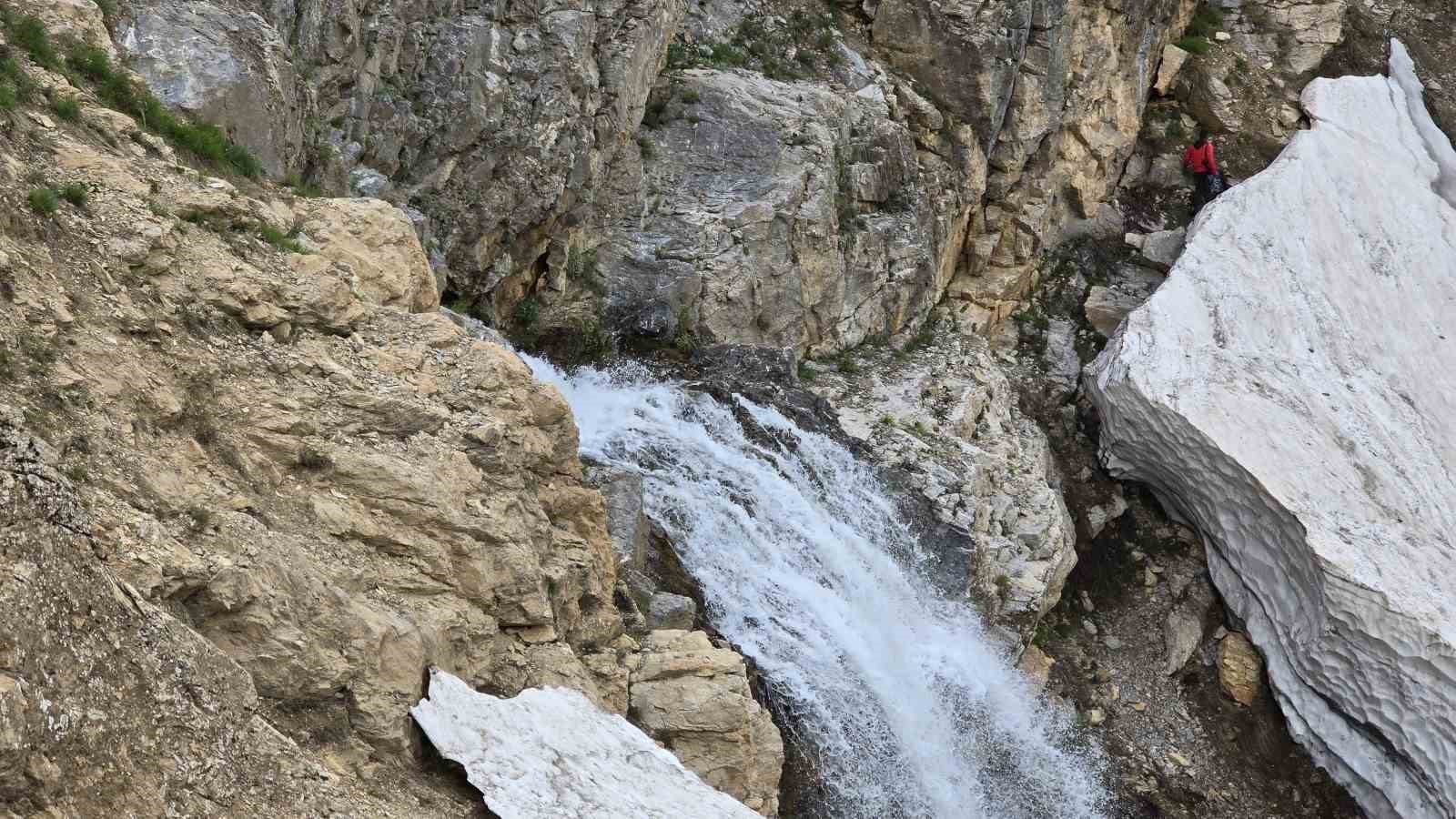 Sason kar tünelleri ve zengin florasıyla hayranlık uyandırıyor
