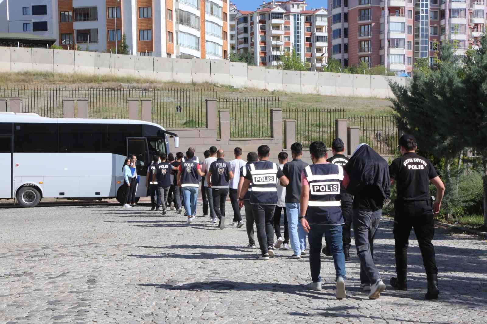 Elazığ merkezli 6 ilde örgütlü olarak nitelikli dolandırıcılık operasyonu: 29 gözaltı
