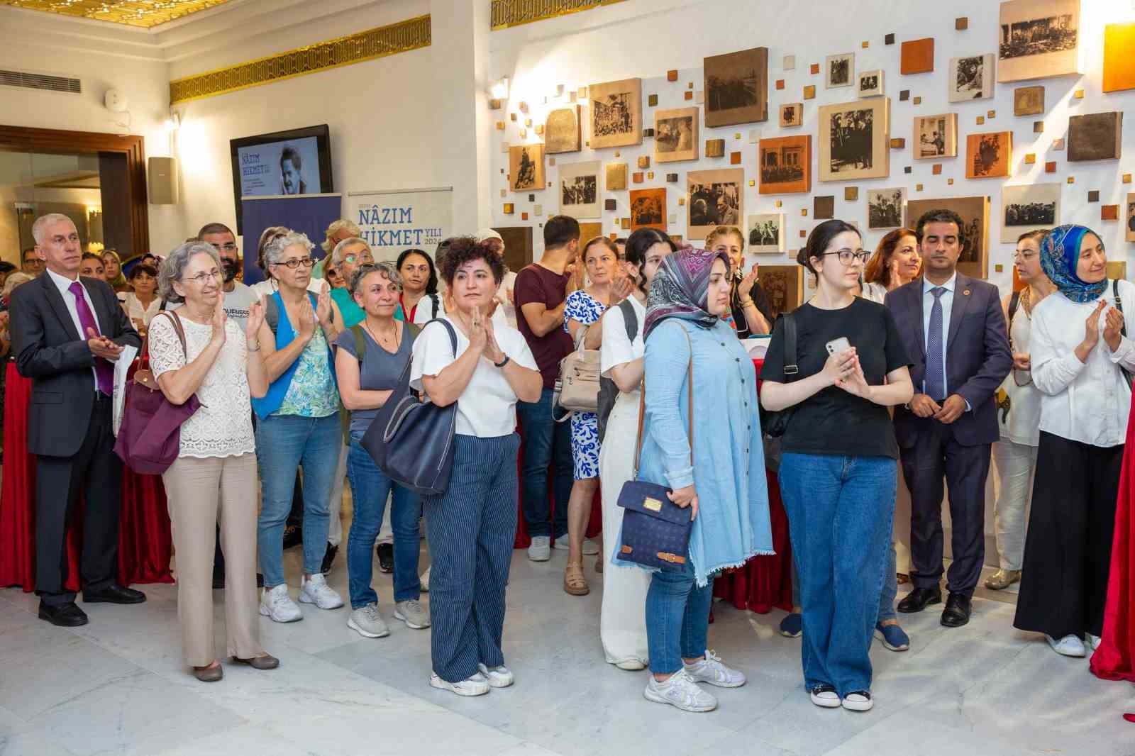 Şarkılarla, şiirlerle Nâzım Hikmet
