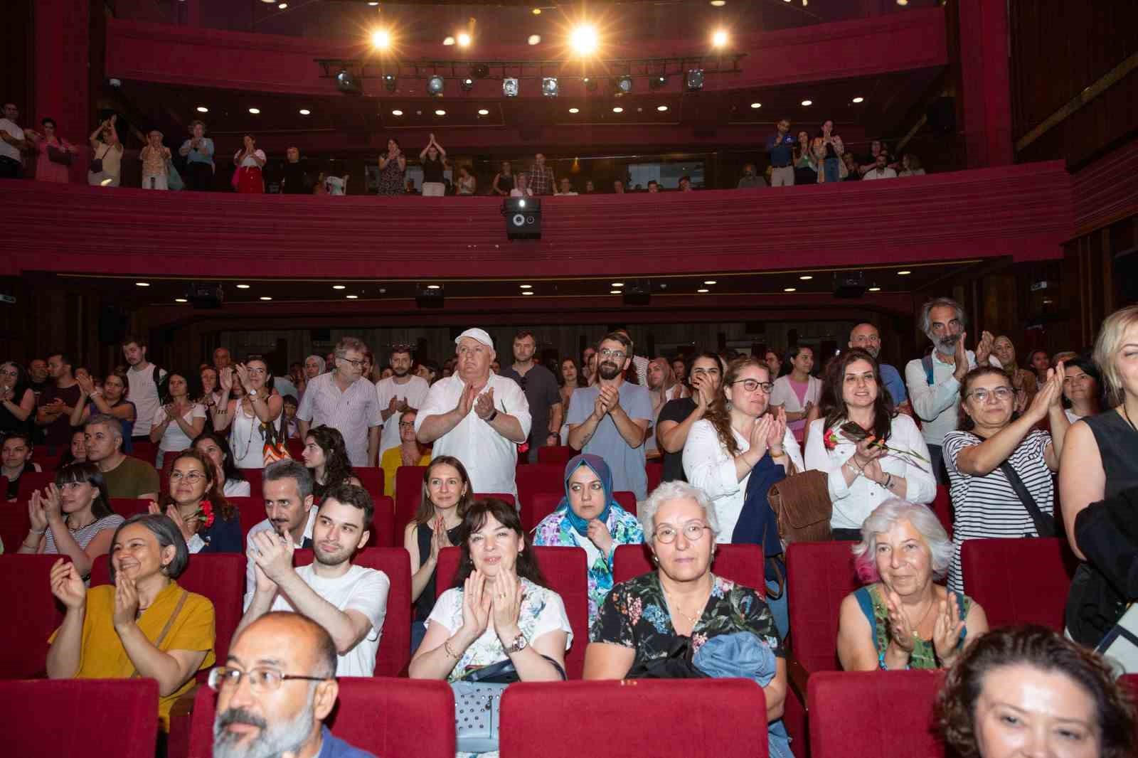 Şarkılarla, şiirlerle Nâzım Hikmet
