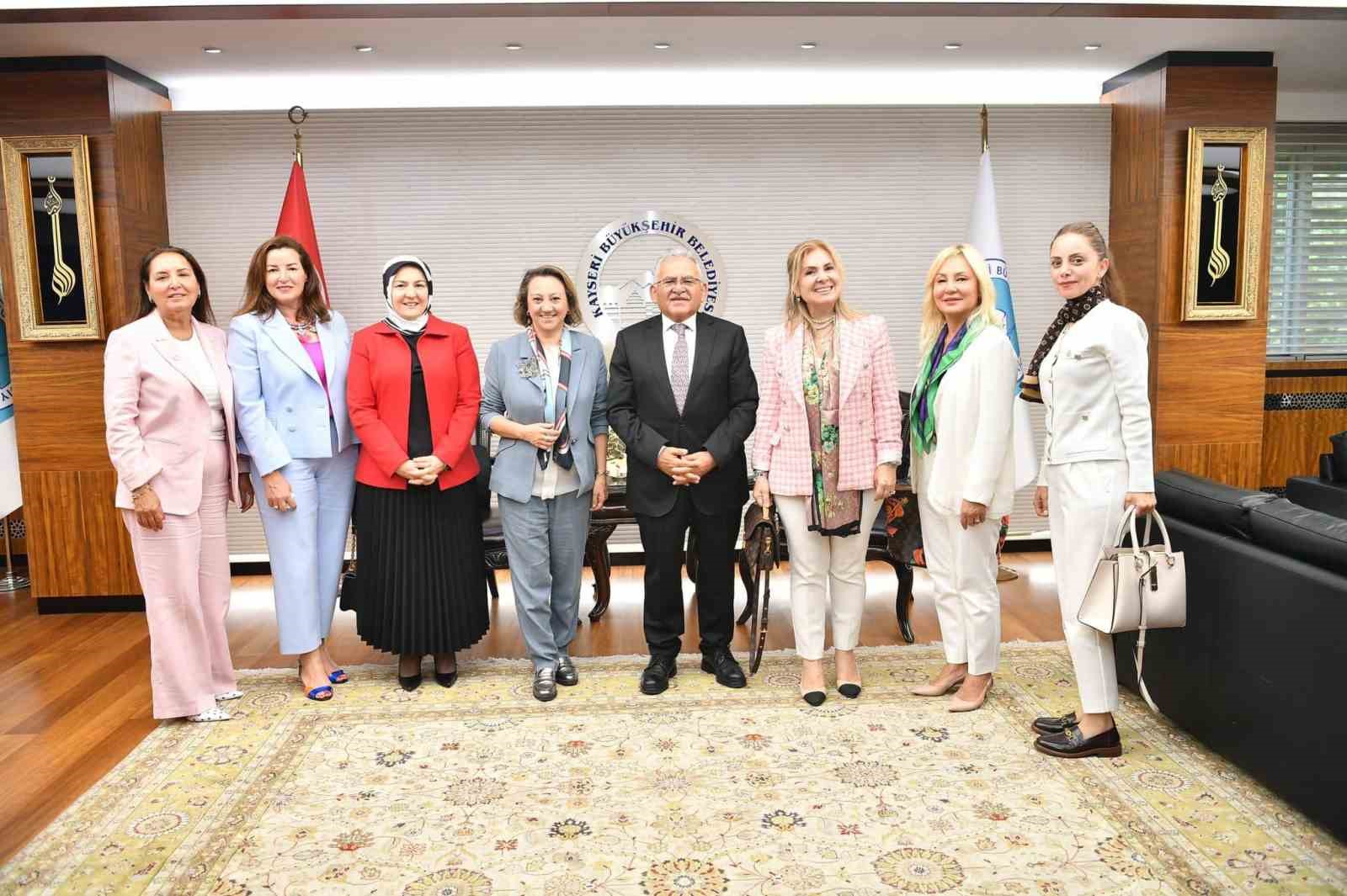 Başkan Büyükkılıç’a hayırlı olsun ziyaretleri sürüyor
