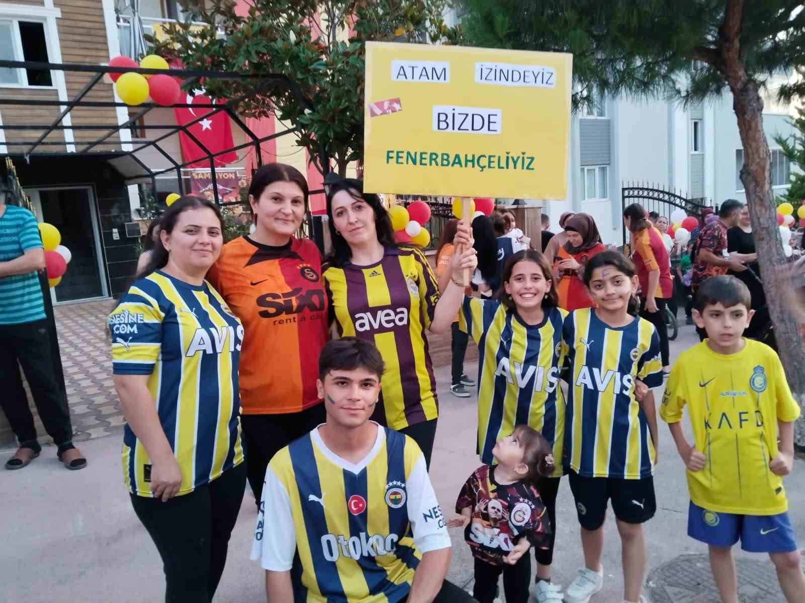 Galatasaray ve Fenerbahçeli minikler 24. şampiyonluğu birlikte kutladı
