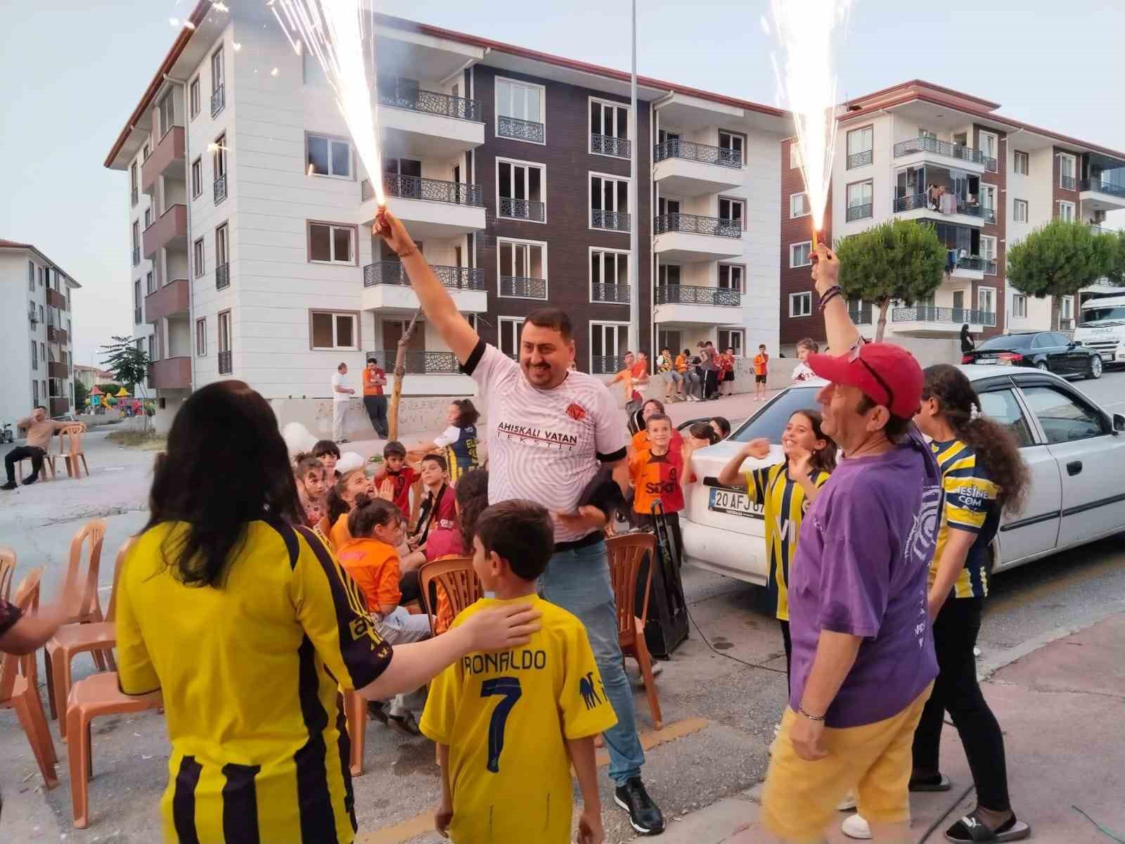 Galatasaray ve Fenerbahçeli minikler 24. şampiyonluğu birlikte kutladı
