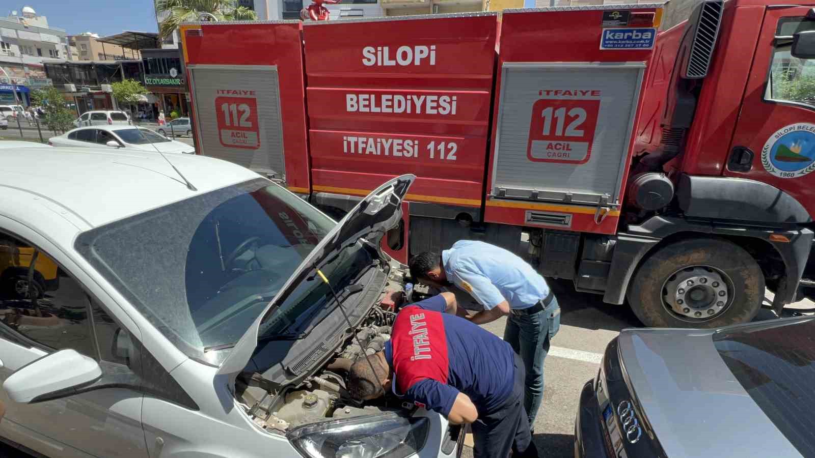 Kaputa sıkışan yavru kedi kurtarıldıktan sonra yıkatılıp süt ikram edildi
