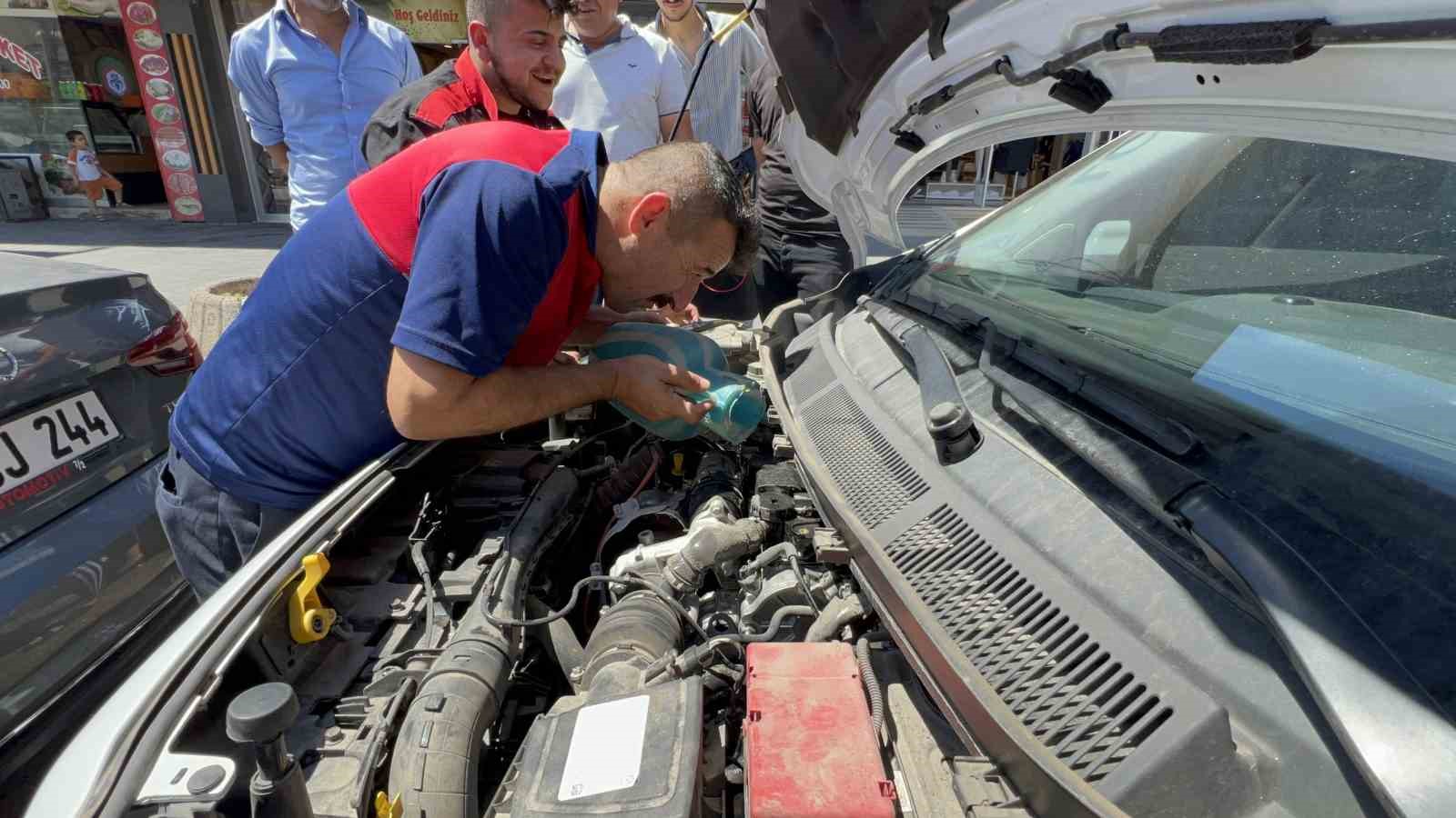 Kaputa sıkışan yavru kedi kurtarıldıktan sonra yıkatılıp süt ikram edildi
