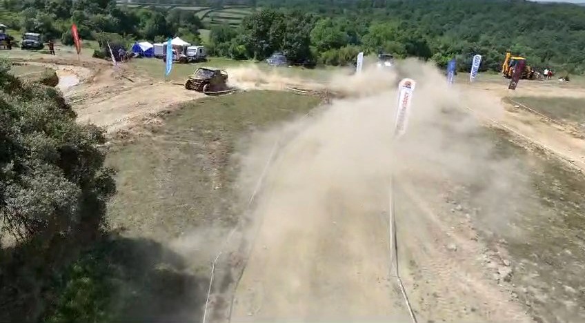 Off-Road aracı, takla attıktan sonra yarışa devam etmeye çalıştı
