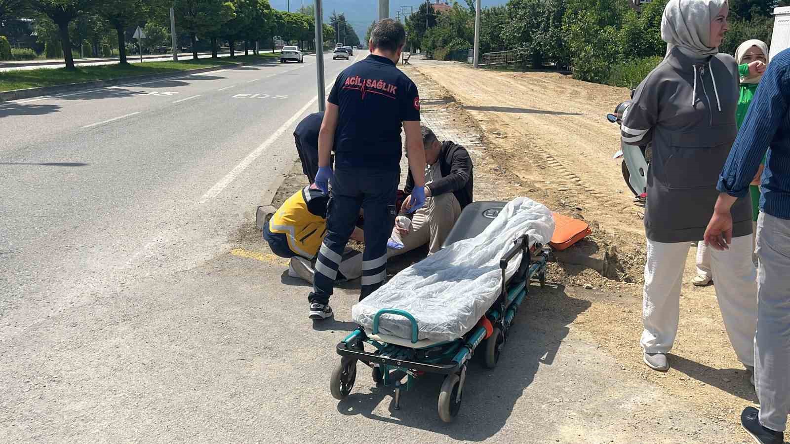 Otomobil ile çarpışan motosiklet yola savruldu
