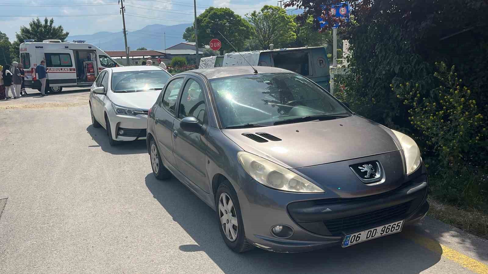 Otomobil ile çarpışan motosiklet yola savruldu
