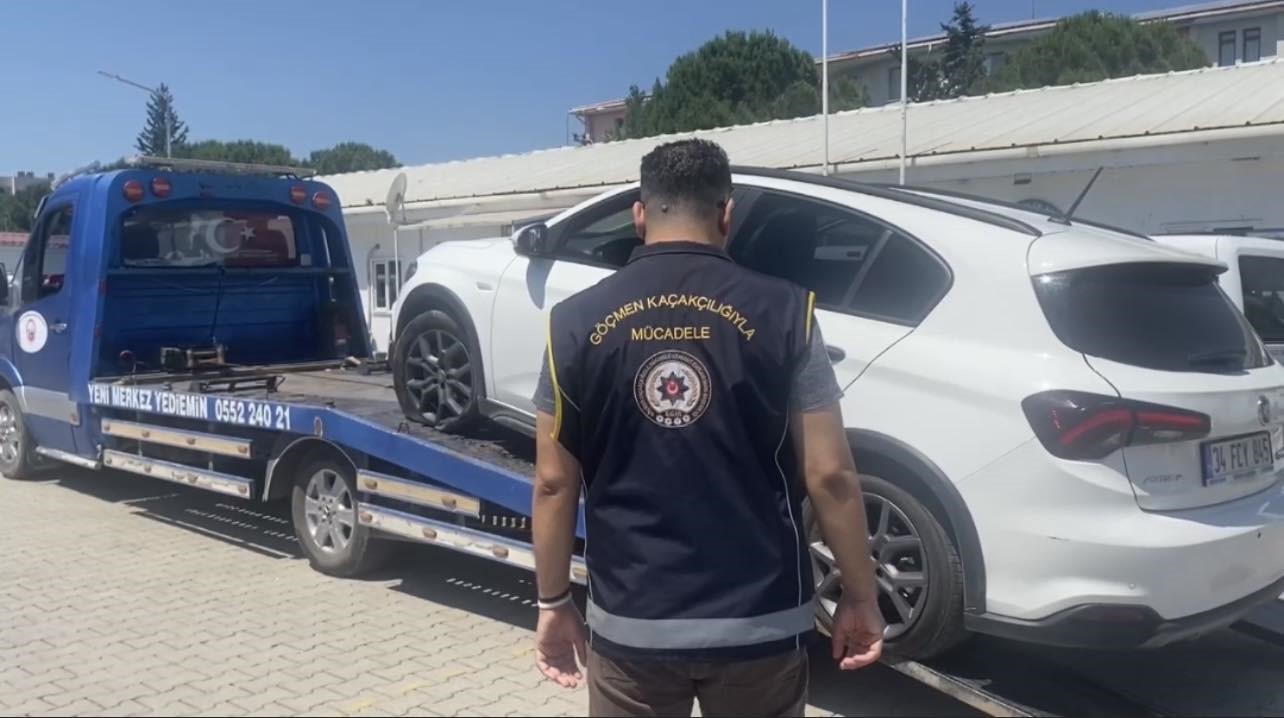 Polisin ’dur’ ihtarına uymayıp kaçan otomobilde 5 düzensiz göçmen yakalandı
