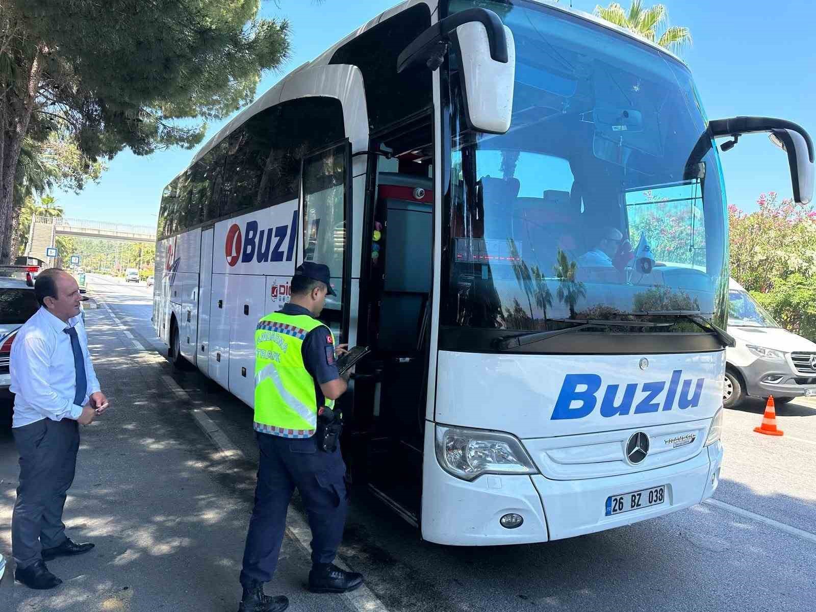 Alanya’da şehirlerarası otobüs şoförleri ve yolcu denetimi
