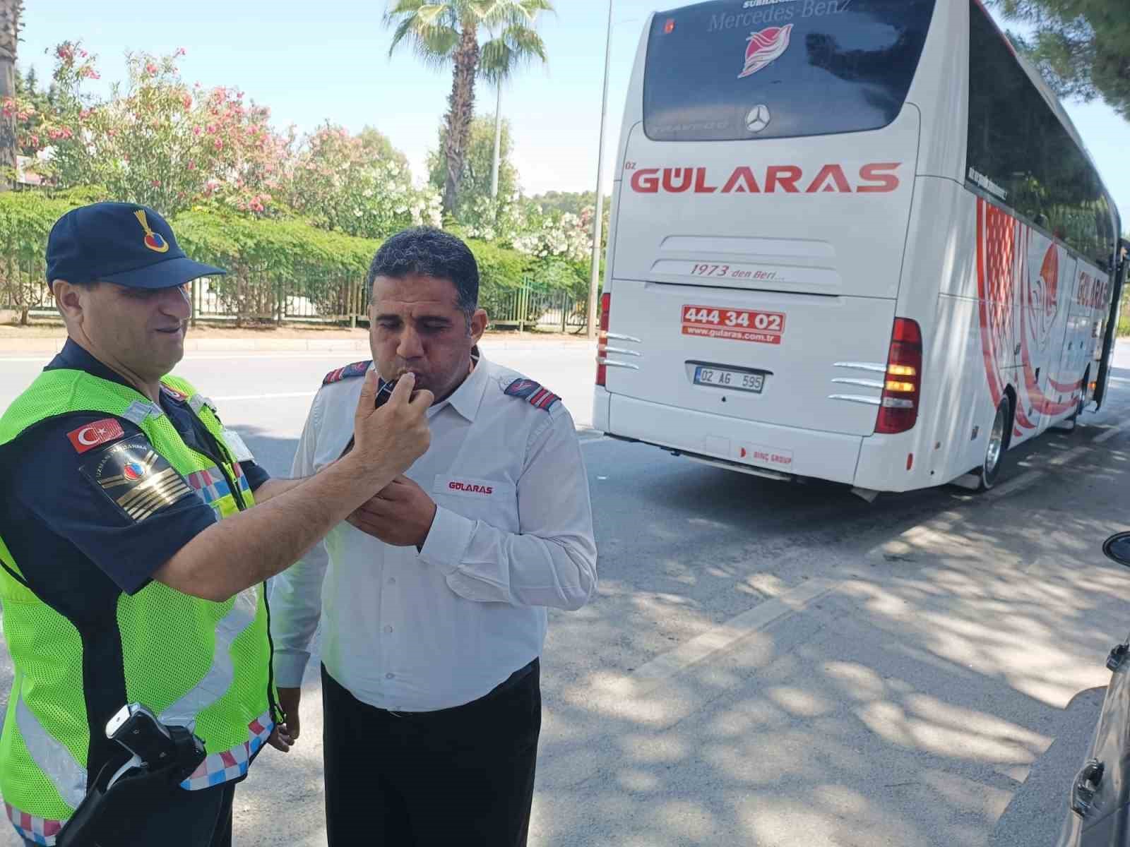 Alanya’da şehirlerarası otobüs şoförleri ve yolcu denetimi
