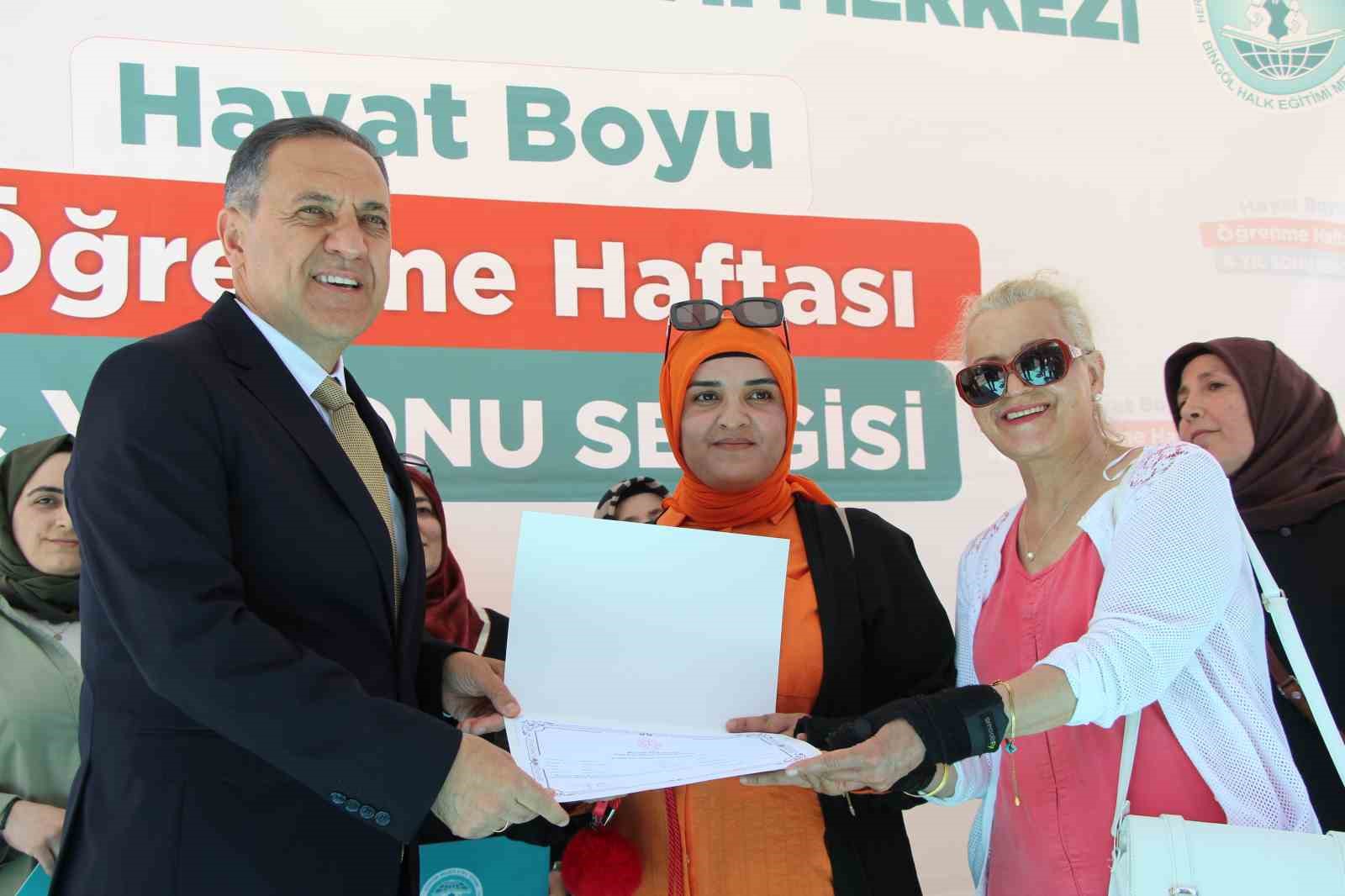 Bingöl’de kursiyerler yıl boyunca hazırladıkları ürünleri sergiledi
