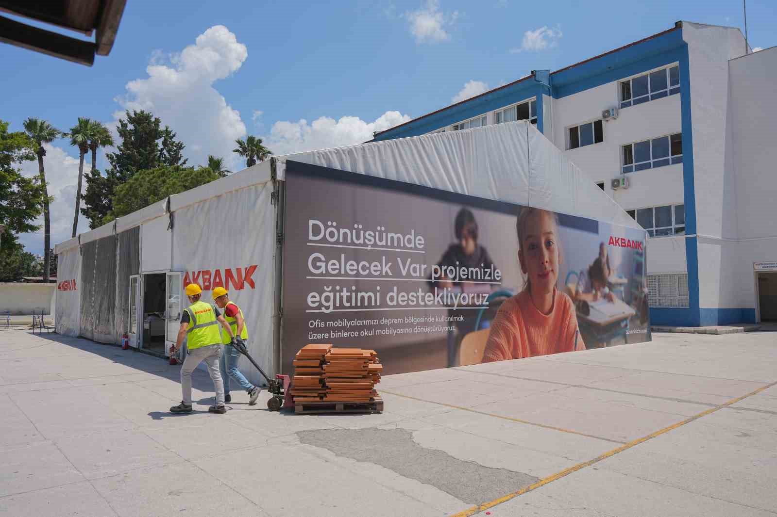 Akbanklıların ofis eşyaları okul mobilyalarına dönüşüyor
