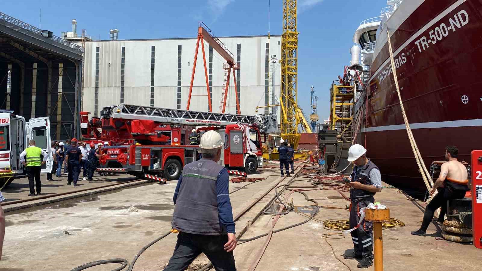 Gemide yangın çıktı, 4 işçi dumandan etkilendi
