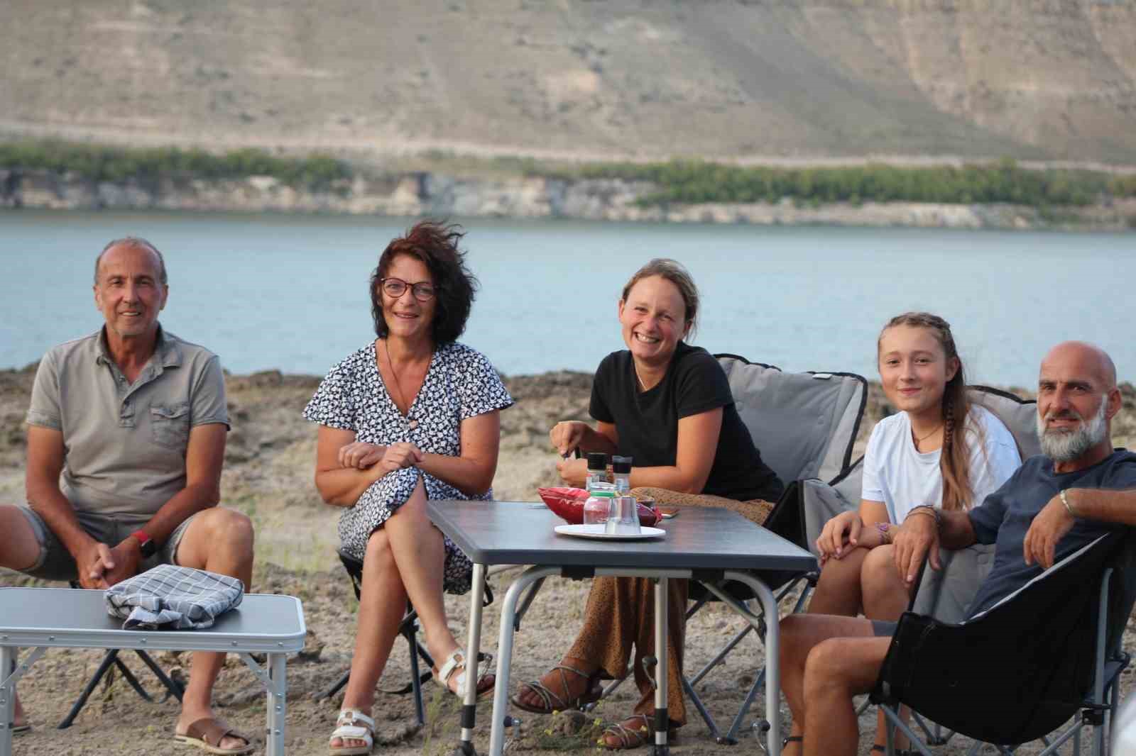 Fransız turistlerin Acıgöl’de kamp keyfi
