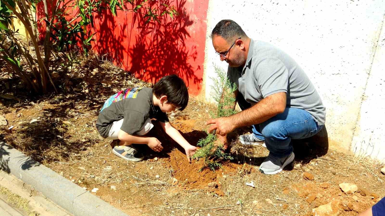 Muğla’da minik eller temiz bir çevre için boya tuttu
