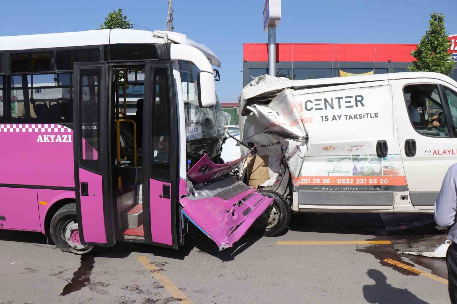 Özel halk otobüsünün otomobile ve minibüse çarptığı kaza kamerada
