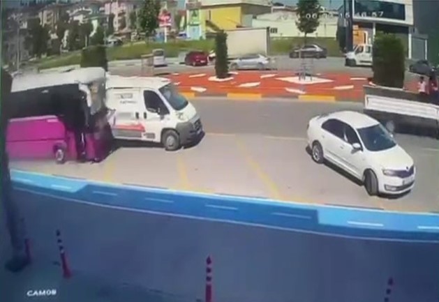 Özel halk otobüsünün otomobile ve minibüse çarptığı kaza kamerada
