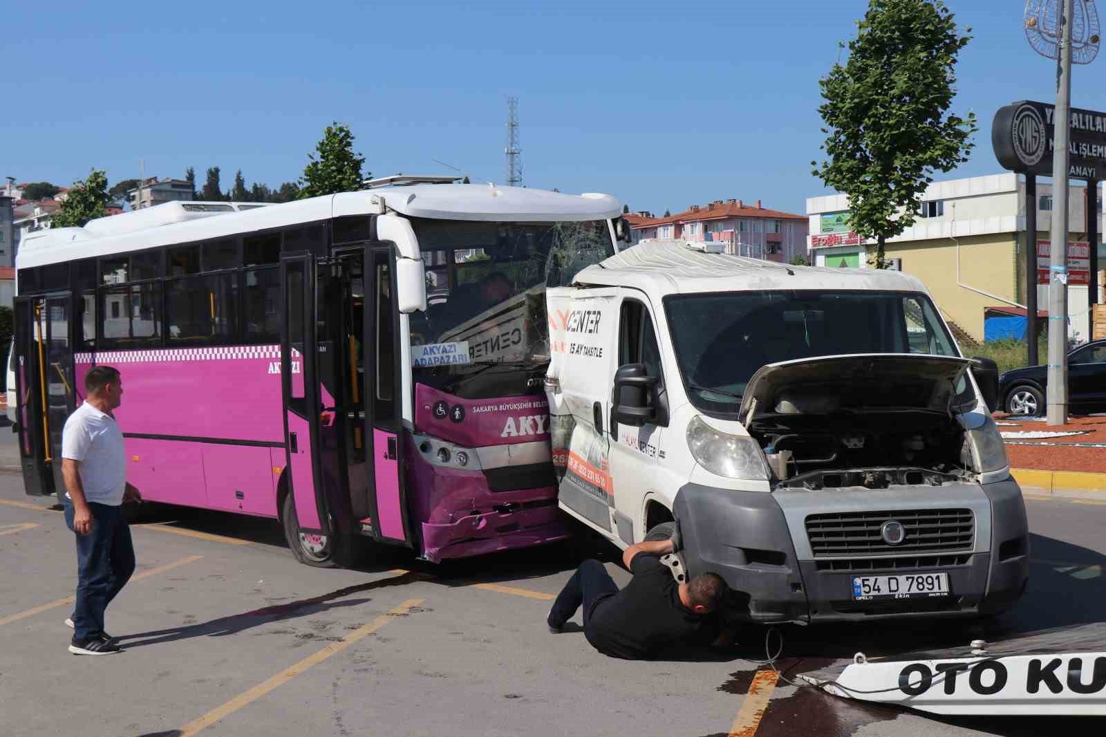 Özel halk otobüsünün otomobile ve minibüse çarptığı kaza kamerada
