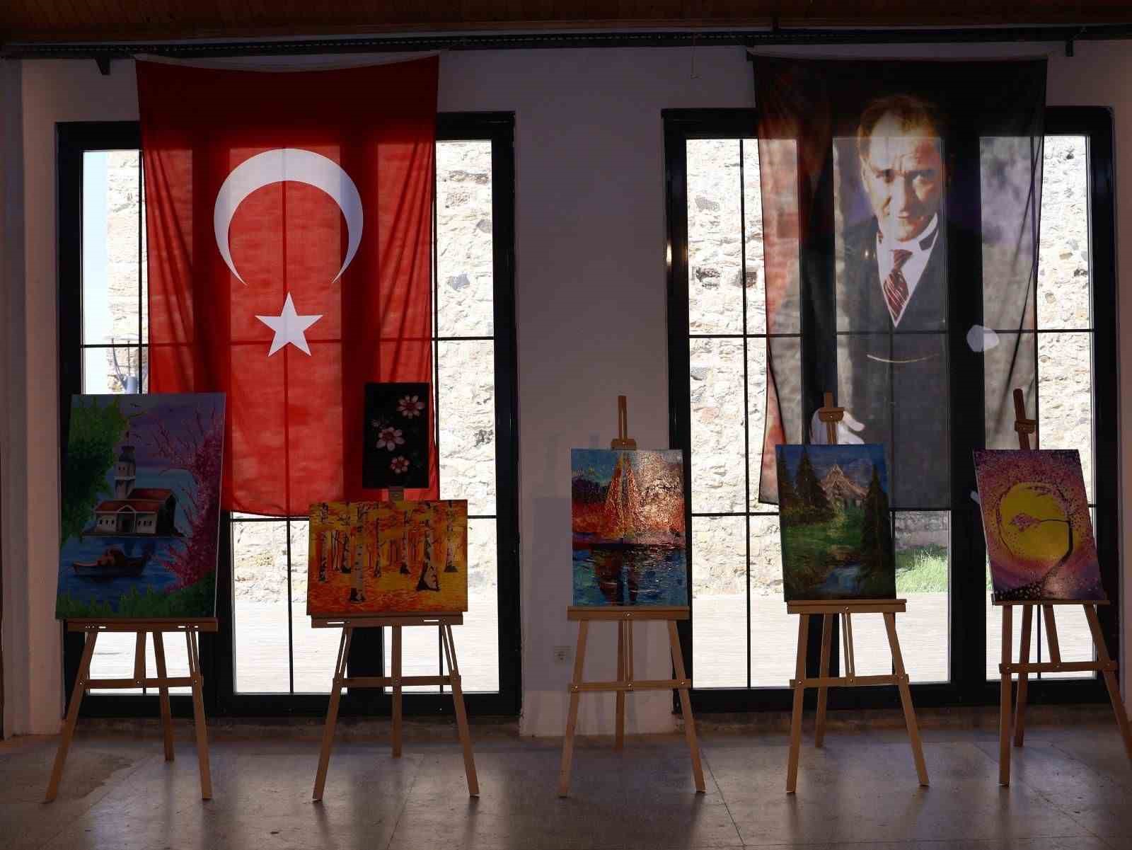 Lisede yıl sonu resim sergisi
