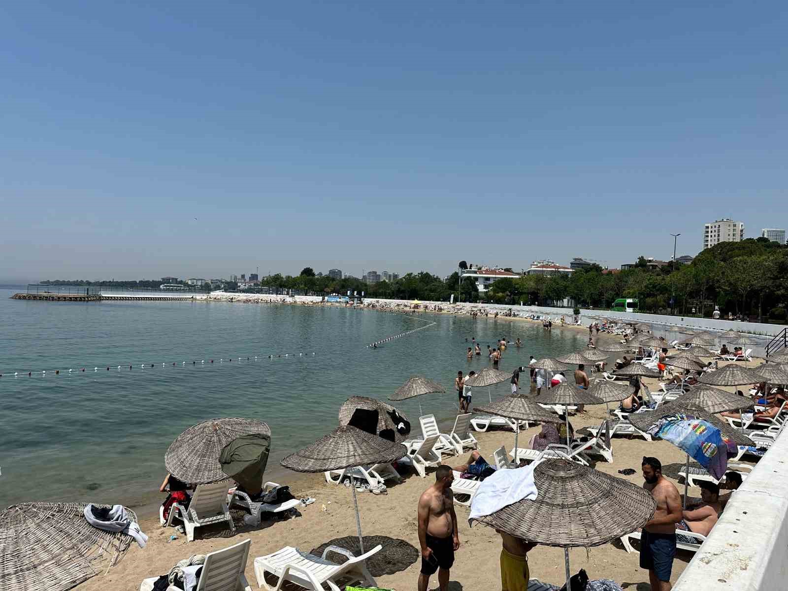 İstanbul’da sıcaktan bunalan vatandaşlar soluğu denizde aldı
