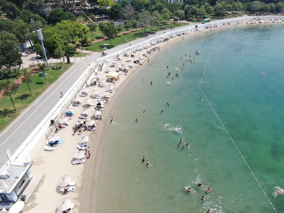 İstanbul’da sıcaktan bunalan vatandaşlar soluğu denizde aldı
