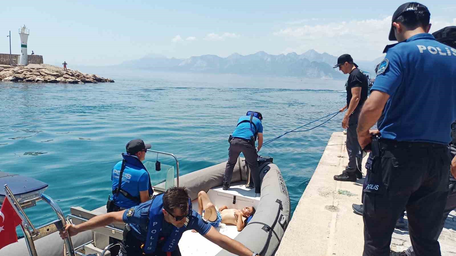 Balık tutarken kayalıklardan düşen genci deniz polisi kurtardı
