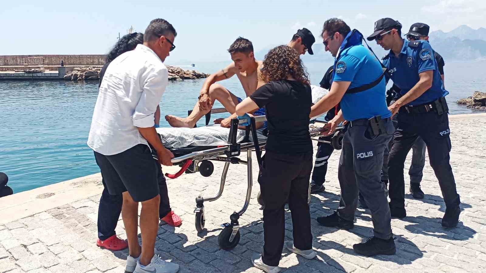 Balık tutarken kayalıklardan düşen genci deniz polisi kurtardı
