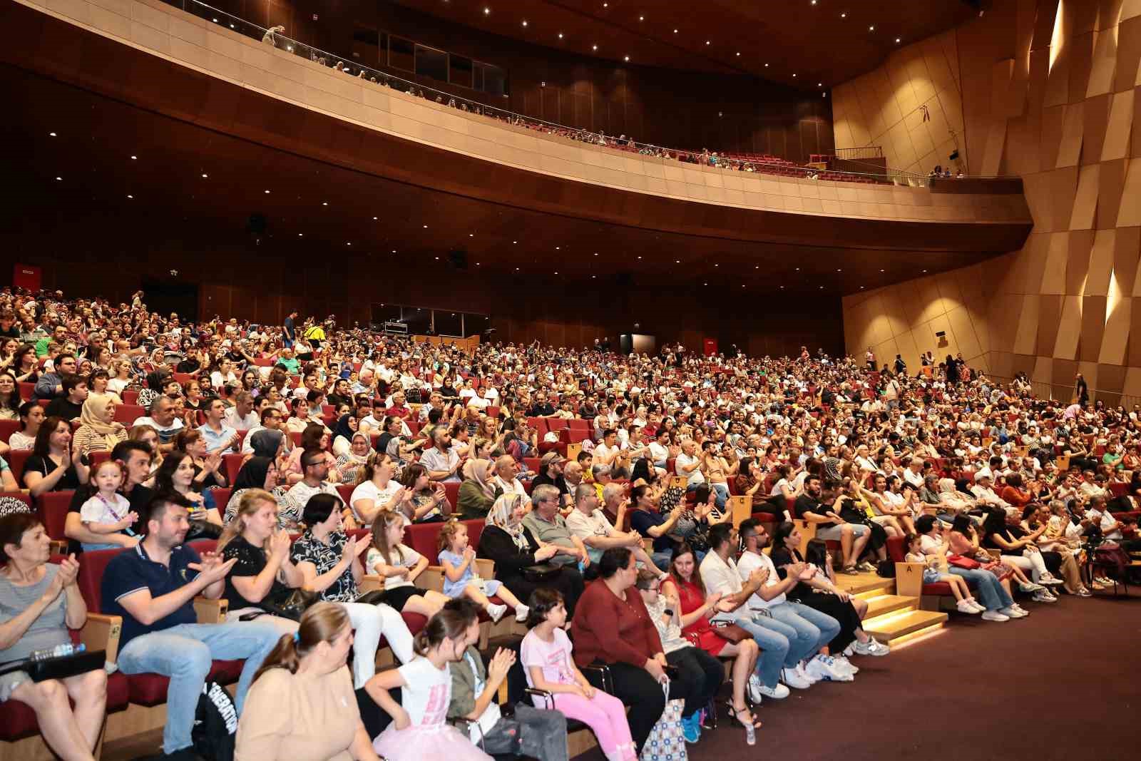 160 çocuk bale ve zumba kids gösterileriyle izleyenleri büyüledi
