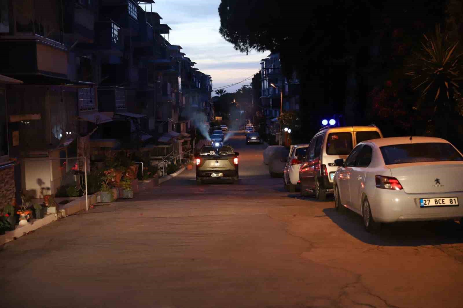 Didim’de sinek ve larvalara karşı ilaçlama çalışmaları sürüyor
