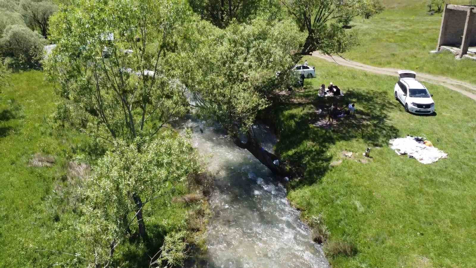 Havaların ısınmasıyla birlikte piknik alanları doldu taştı
