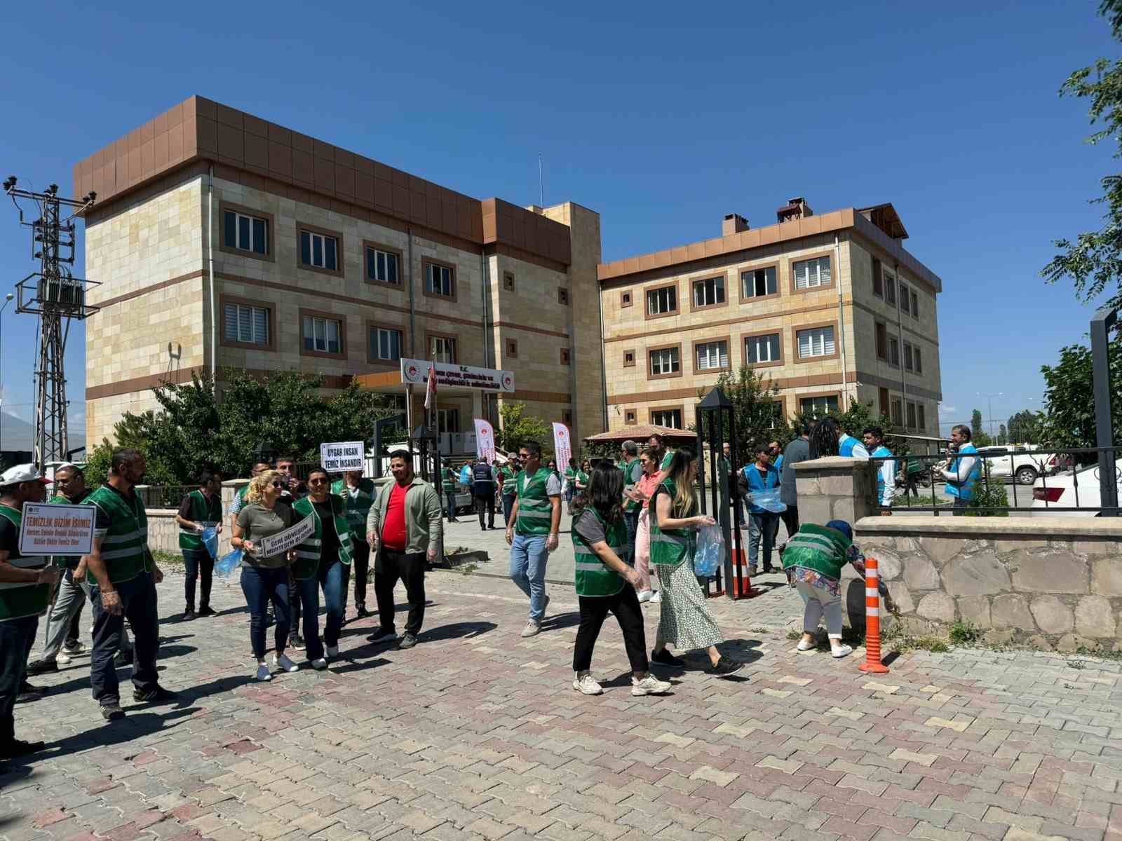 Iğdır’da 5 Haziran ‘Dünya Çevre Günü’ dolayısıyla çevre temizliği düzenlendi
