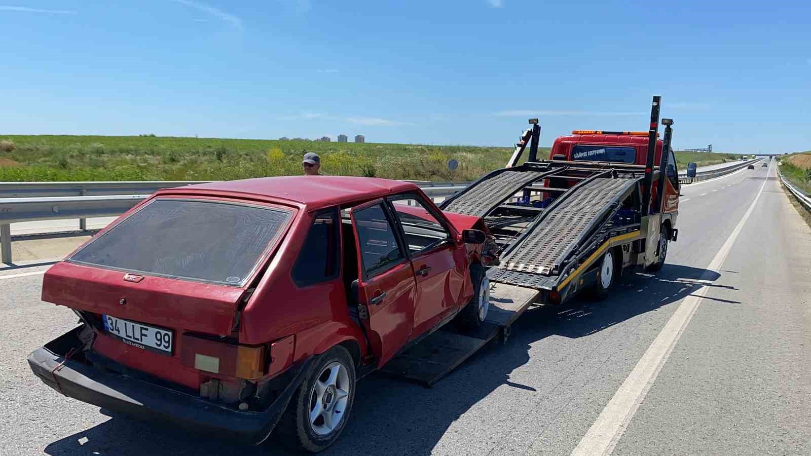 Önündeki otomobile çarpan kamyon sürücüsü arkasına bakmadan kaçtı: 2 yaralı
