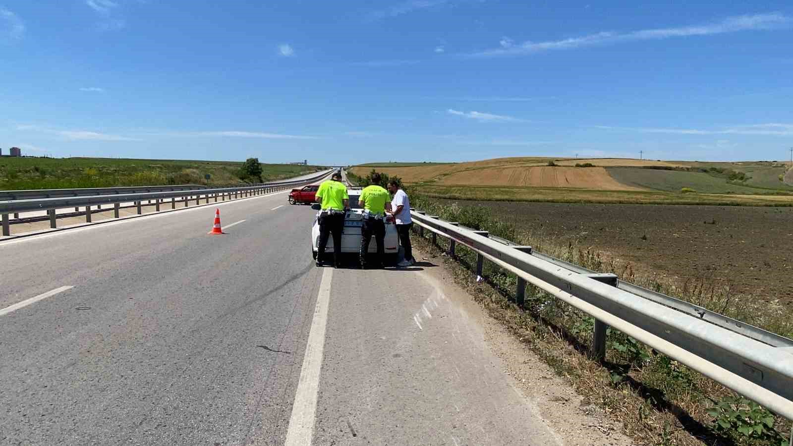 Önündeki otomobile çarpan kamyon sürücüsü arkasına bakmadan kaçtı: 2 yaralı
