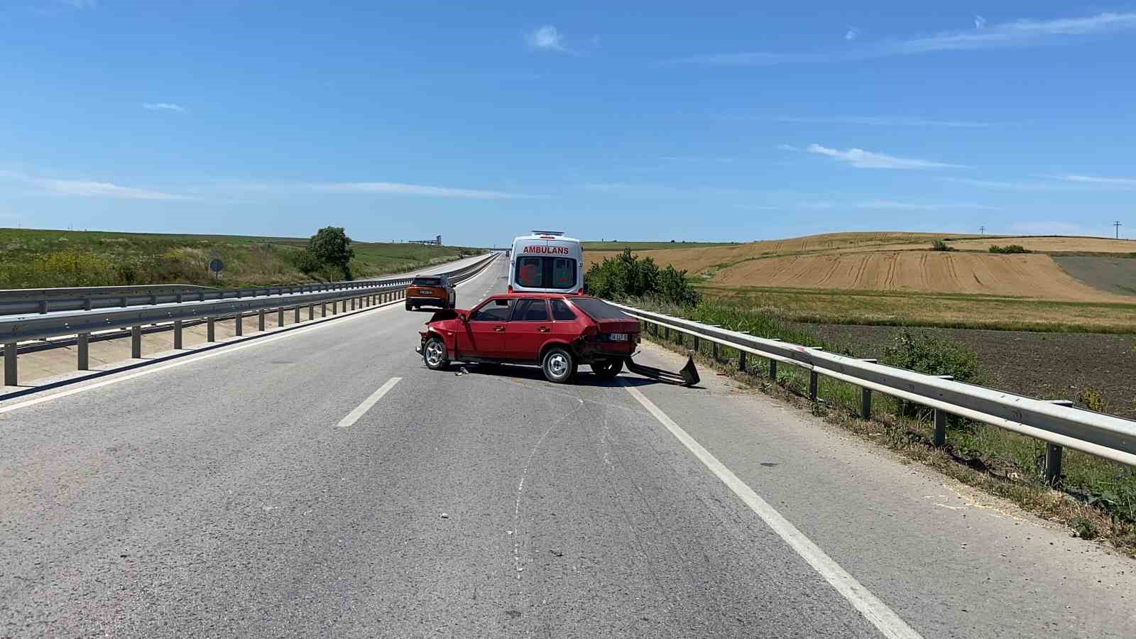 Önündeki otomobile çarpan kamyon sürücüsü arkasına bakmadan kaçtı: 2 yaralı
